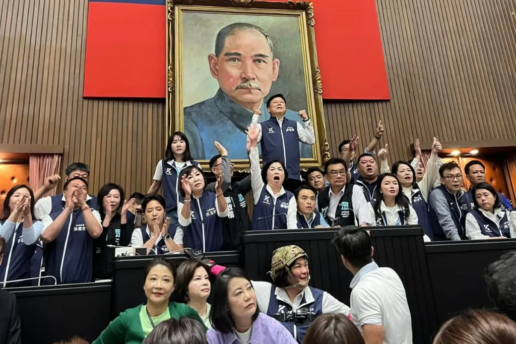 傅崐萁帶隊佔領主席台,加速法案通過