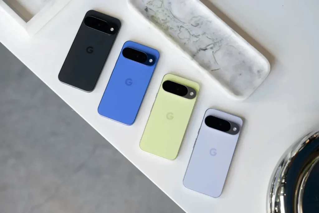 Google Pixel 10 顏色由左至右：曜石黑、靛藍色、香茅綠、冰霜紫
