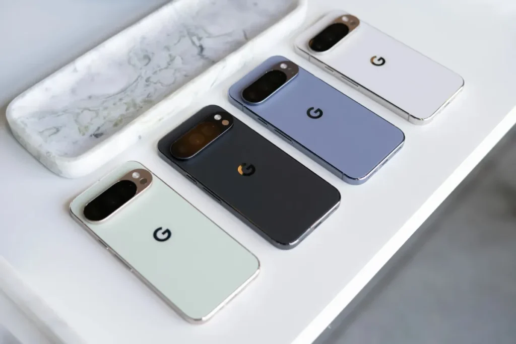 Google Pixel 10 Pro 顏色由左至右：綠玉色、曜石黑、月岩灰、陶瓷米