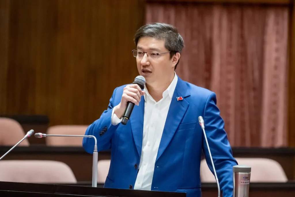張智倫罷免原因:親中立場、推動濫權法案並圖利特定政黨勢力