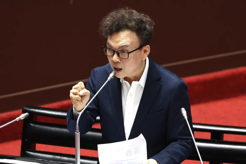 鄭正鈐罷免原因:配合推動擴權法案、問政內容空洞、忽視青年民意
