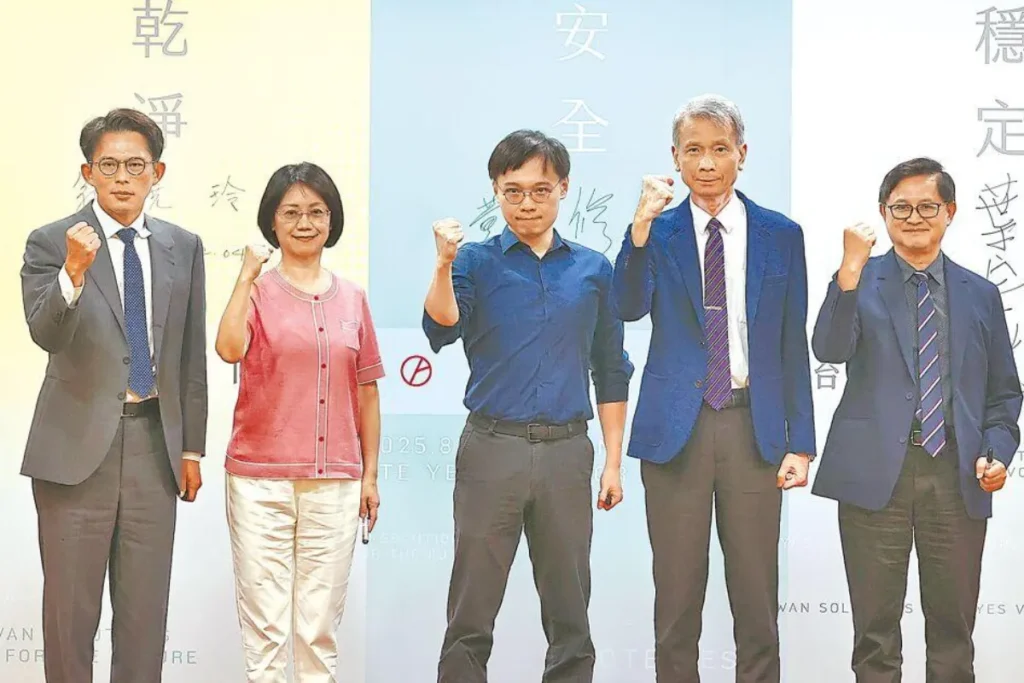 823公投-支持核三重啟的正方代表,民眾黨立院黨團總召黃國昌(左起)、國民黨立委翁曉玲、核能流言終結者創辦人黃士修、清大教授葉宗洸以及和碩董事長童子賢舉行記者會