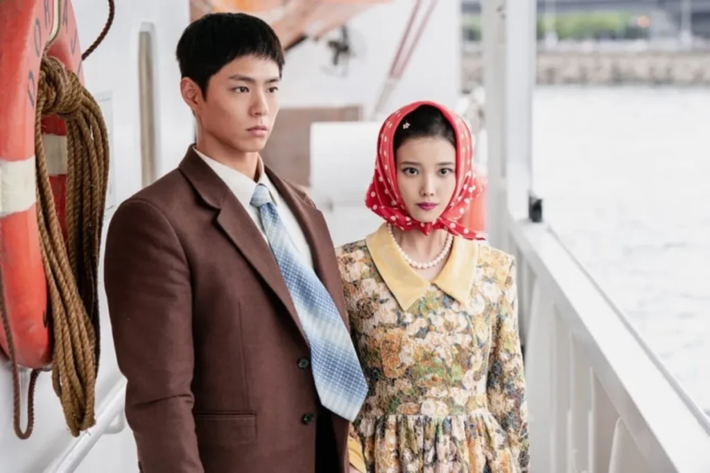 《苦盡柑來遇見你》中分別飾演「寬植」與「愛純」的 IU 與朴寶劍