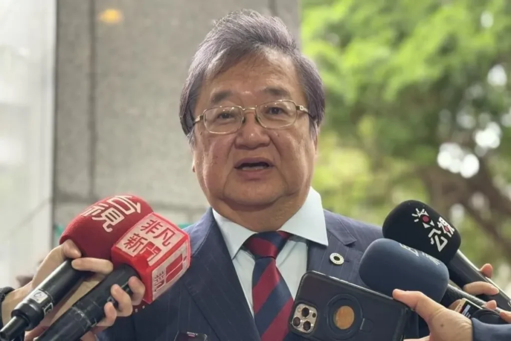 今早傳出衛福部長邱泰源拒絕請辭的消息