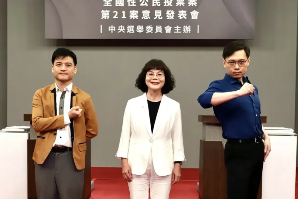 核三延役辯論會第 3 場，正方代表黃士修（右）