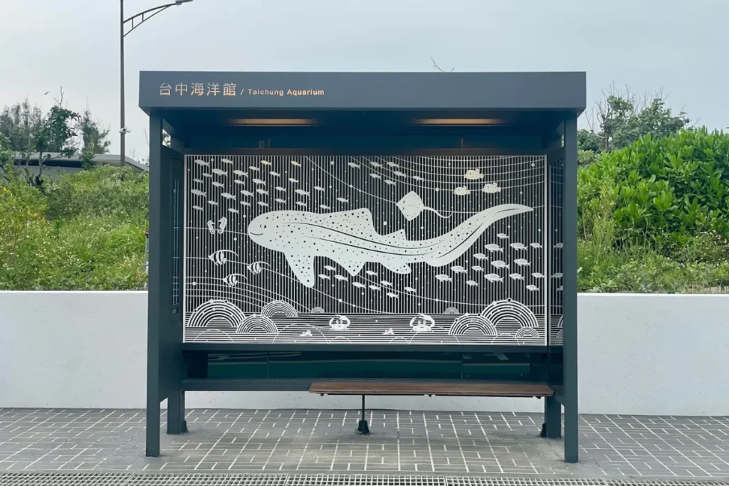台中海洋館外的公車亭,有微笑海鯨圖案