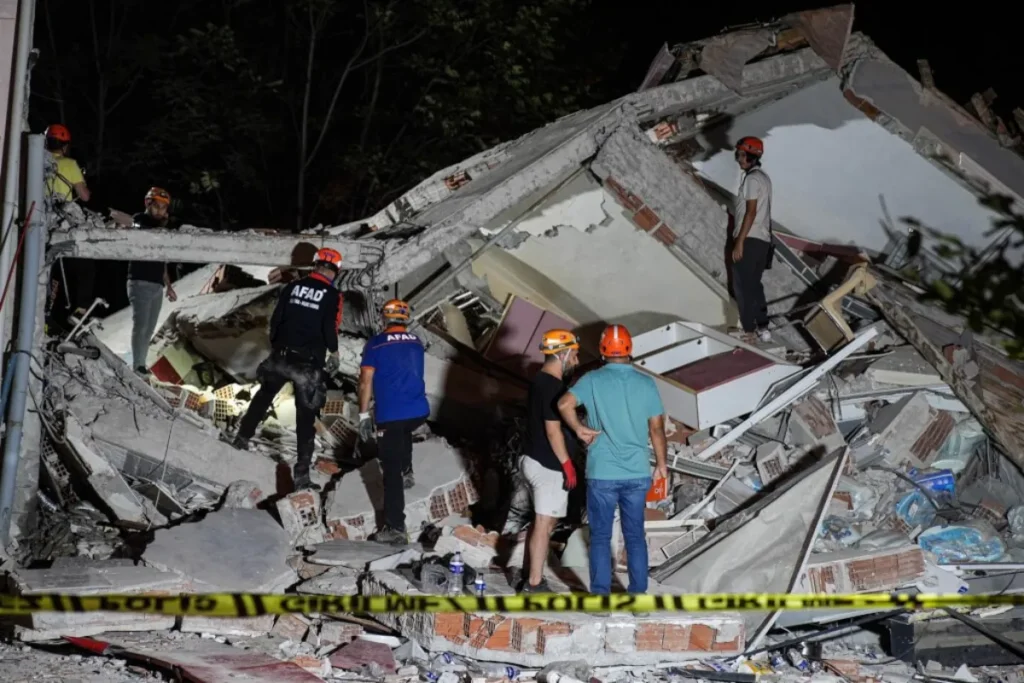 土耳其地震後，立即對廢墟展開救難搜索