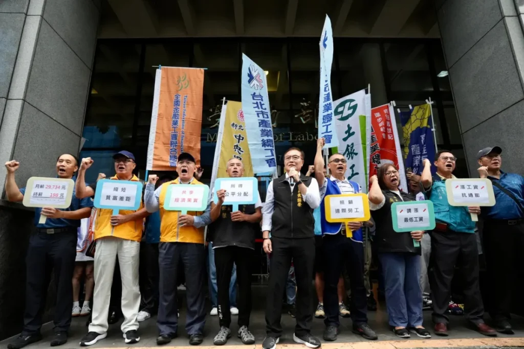 最低工資審議會於今(26)日登場,會前勞工團體率先舉行記者會,表達對調幅的訴求與立場