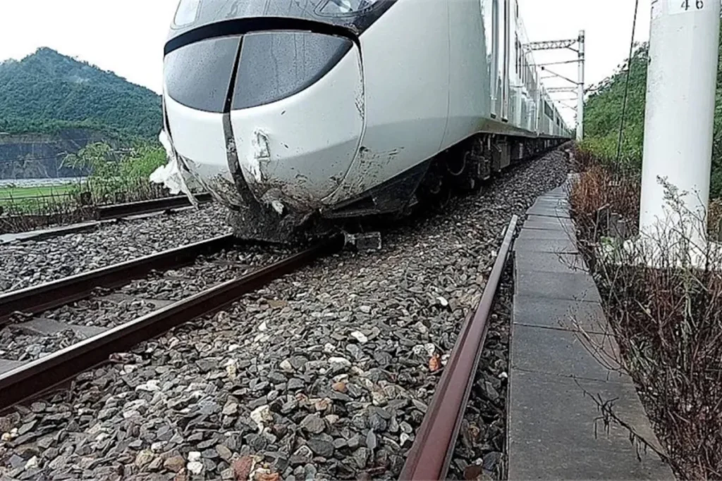 台鐵自強號出軌（車次：423次）