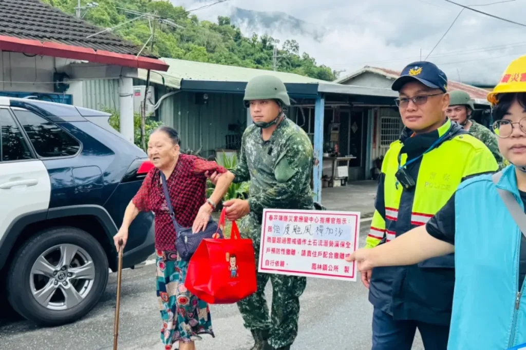 考量花蓮災情嚴重強制撤離鳳林鎮居民，避免災情擴大