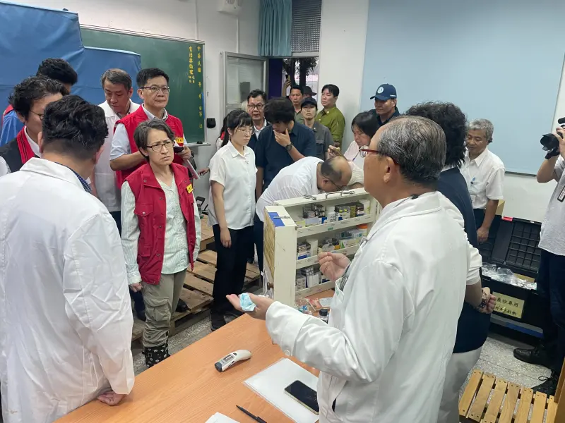 慈濟臨時醫療站提供 24 小時駐診服務