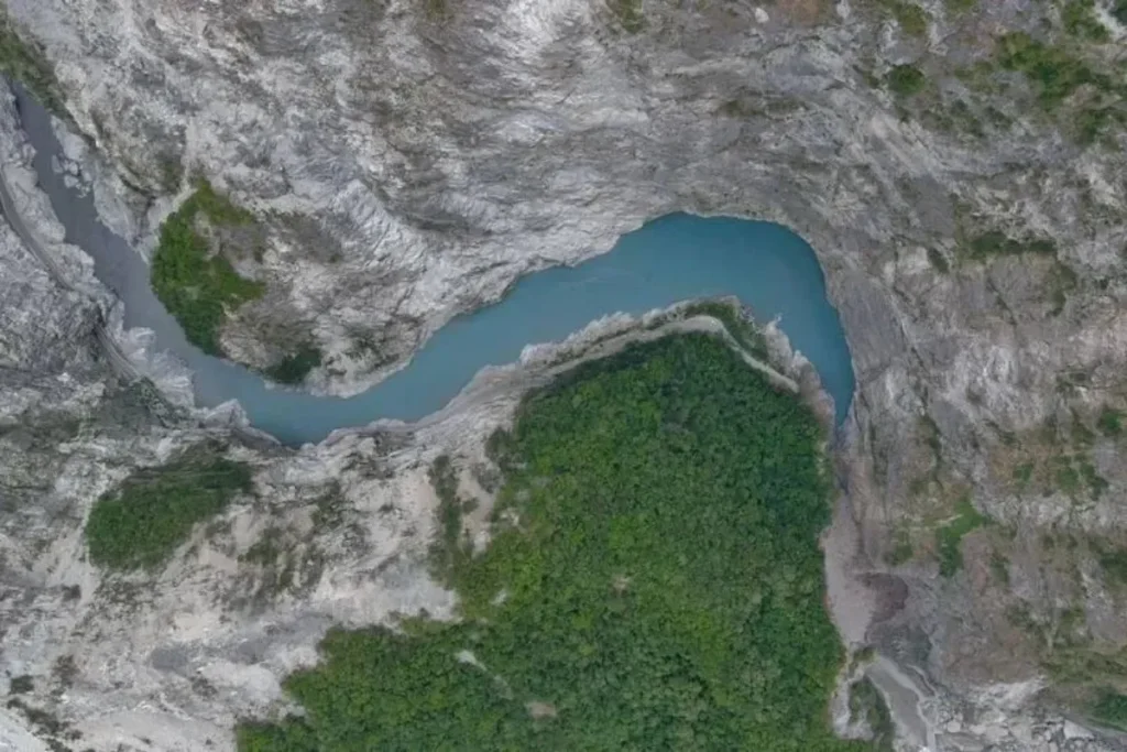 花蓮立霧溪燕子口堰塞湖，台8線167.7K至184.5K路段已全面封閉，嚴禁人車進入天祥至太魯閣封鎖區
