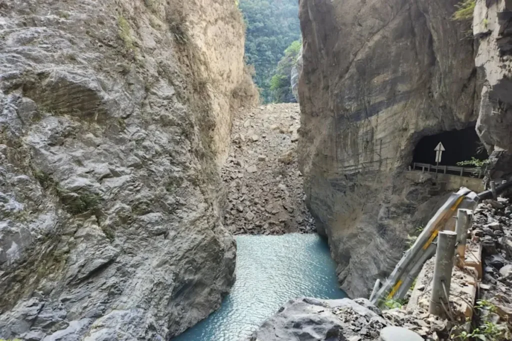 花蓮立霧溪燕子口堰塞湖，台8線167.7K至184.5K路段已全面封閉，嚴禁人車進入天祥至太魯閣封鎖區