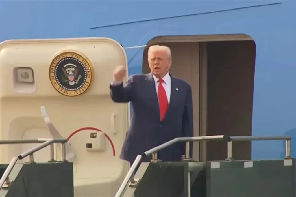 會後川普隨即登上空軍一號返美