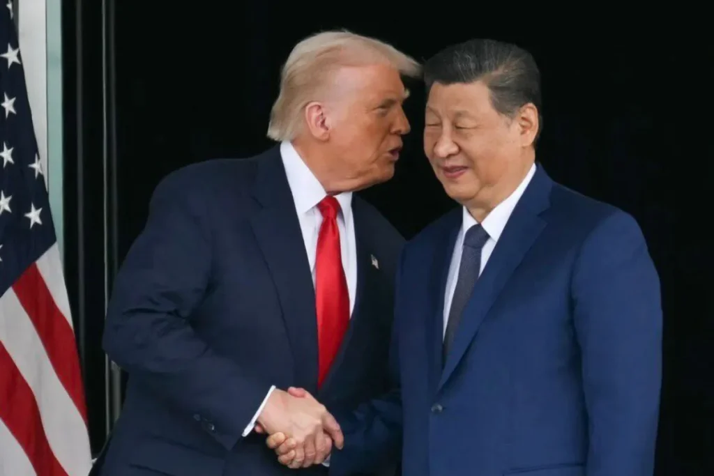 川普在無翻譯陪同下對習近平低聲說話,習全程面無表情、未作任何回應,兩人隨即各自離場