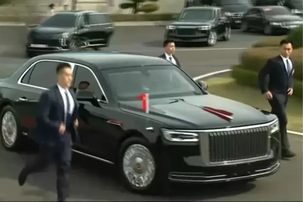 習近平未多停留,在維安人員護送下搭乘座車離去