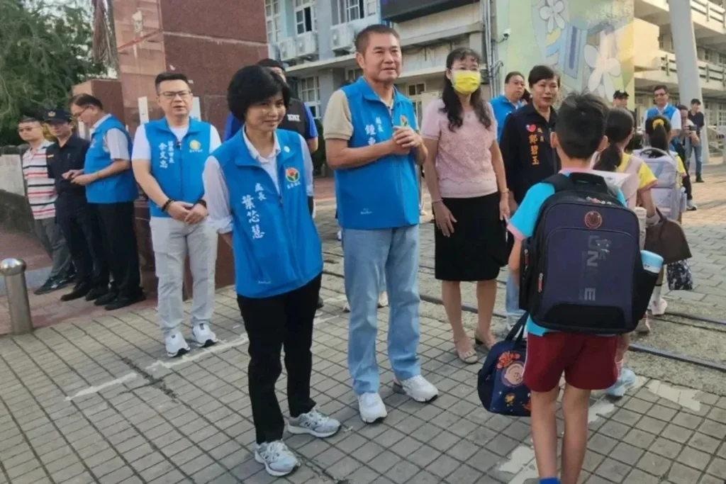 縣長鍾東錦到校關懷學童，並緊急啟動護童專案