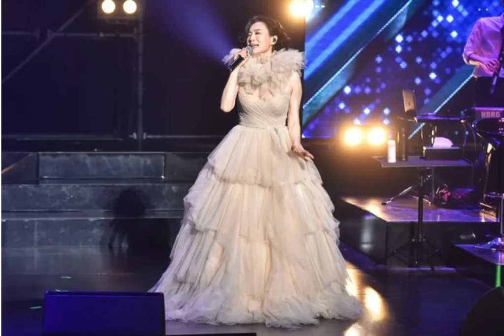 坣娜以清亮嗓音演唱多首曲目深植人心