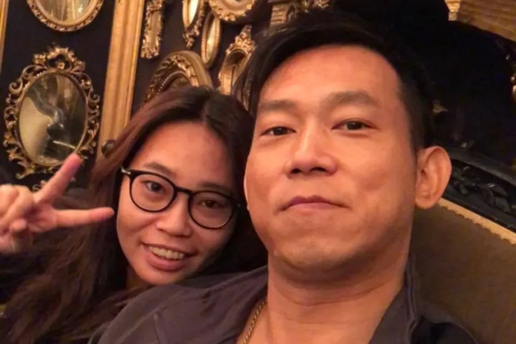 顏正國老婆和在獄中的阿國當六年筆友，最終共組家庭育有 1 子 1 女