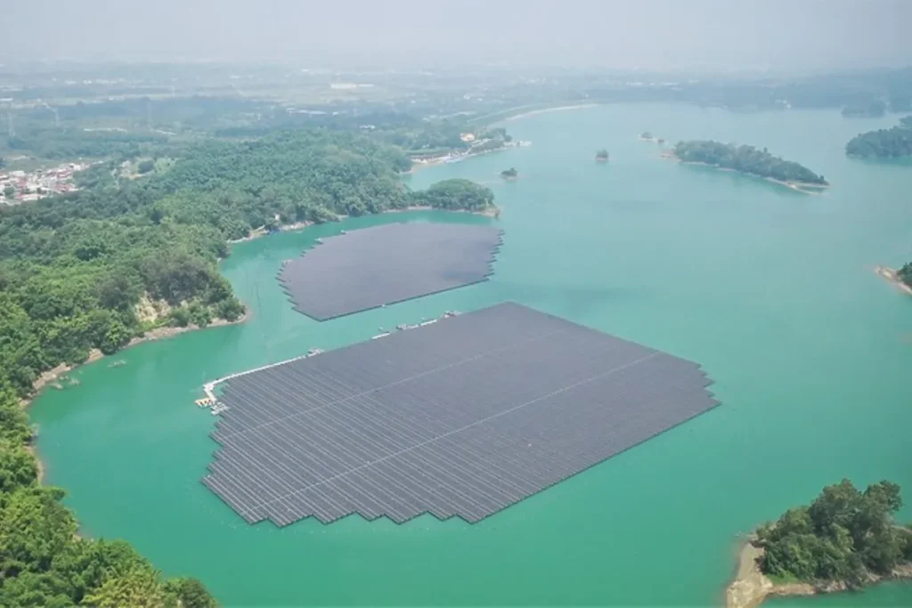 烏山頭水庫空拍畫面覆蓋大片太陽能板