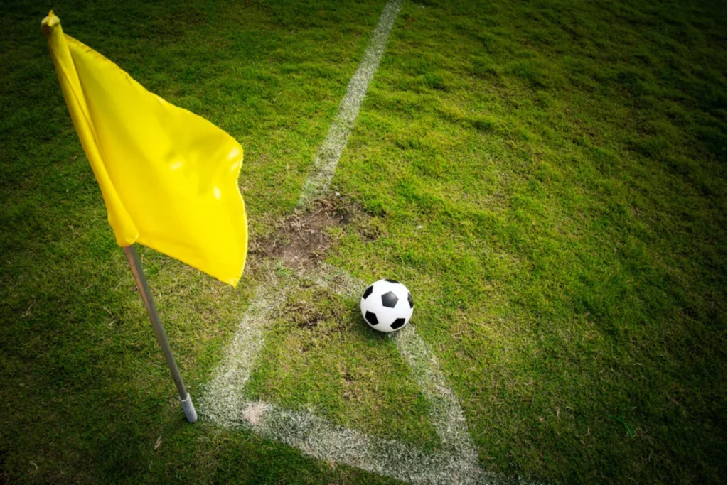 角球是足球比賽中重新開球的方式之一,透過角球旗辨別是出界球或是角球