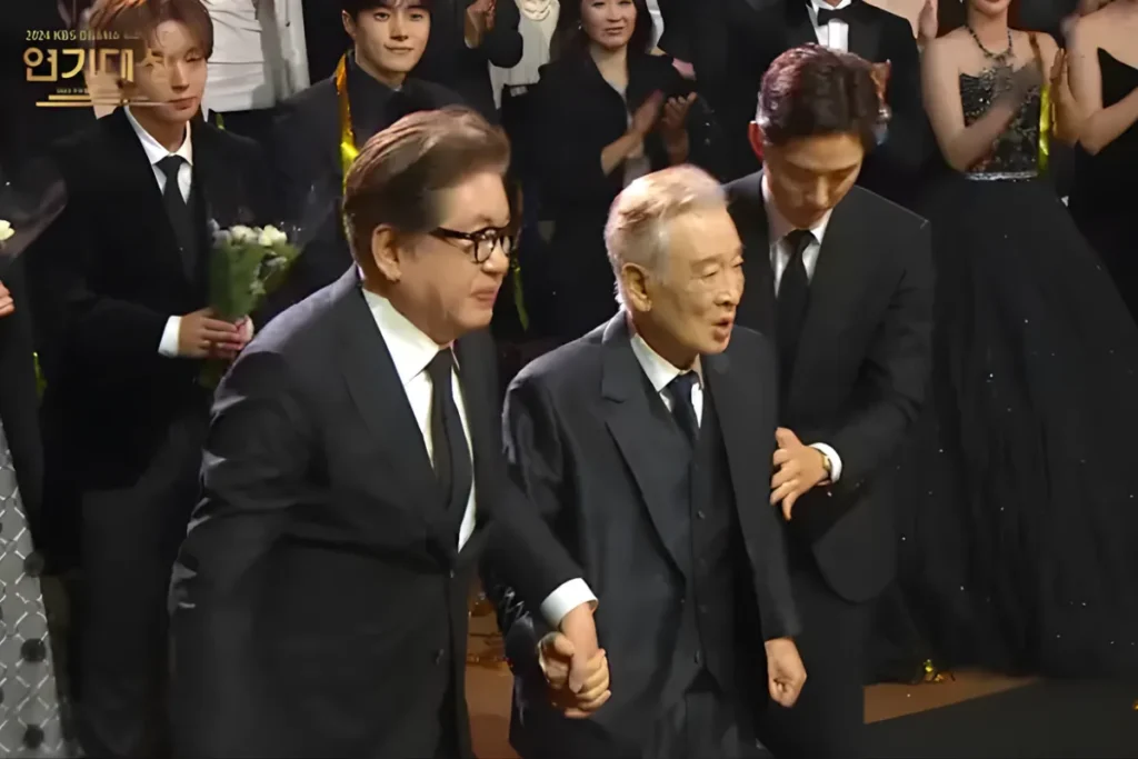 2024 李順載 KBS 大賞領獎時已經需要劇組攙扶
