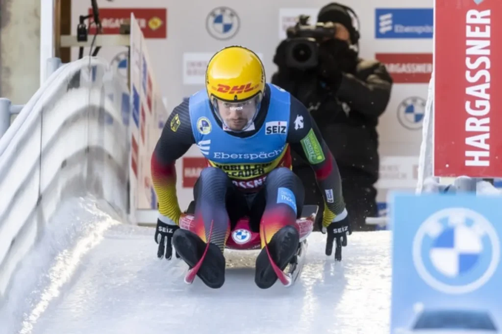 雪橇和空架雪車不同，選手會先坐在雪橇上以雙手推動