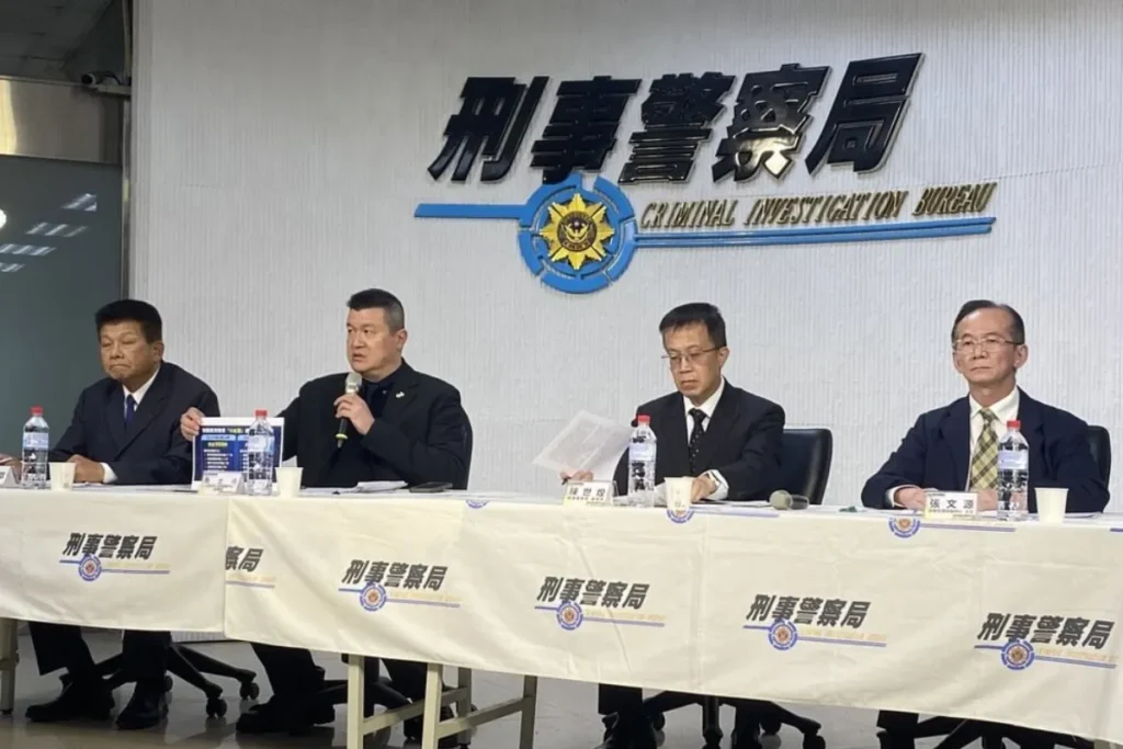 行政院打詐中心指揮官馬士元(左二)4日在記者會表示,小紅書 App 資安檢測不合格且近兩年涉詐 1706 件,宣布啟動為期一年的網路封鎖措施。