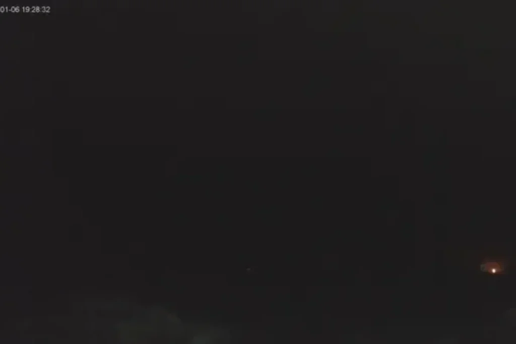 石梯坪即時影像在 F16 墜機時間前後記錄到物體墜落