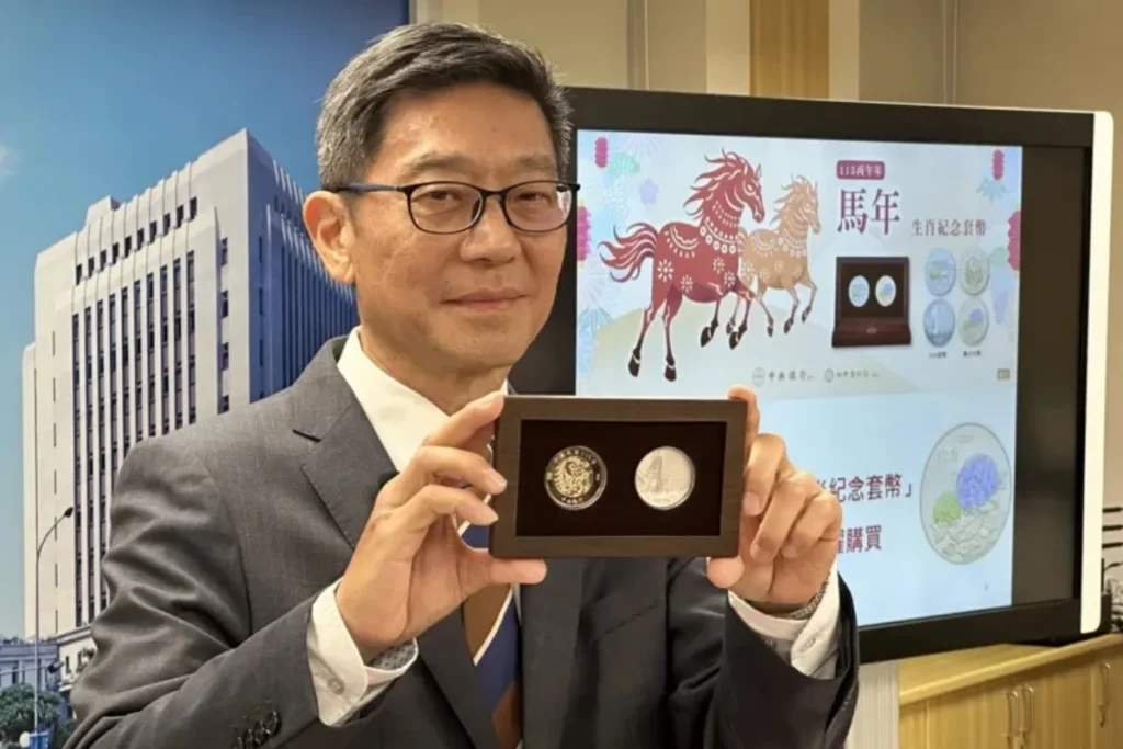 央行發行局長鄧延達現身記者會,介紹丙午馬年生肖套幣發售重點