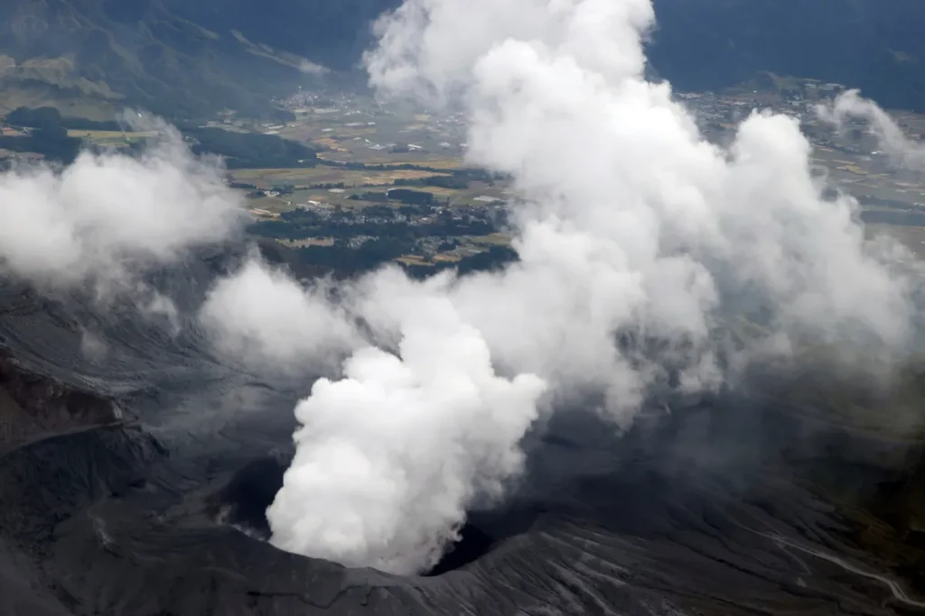 阿蘇火山氣體濃烈,直升機搜救行動遭延遲