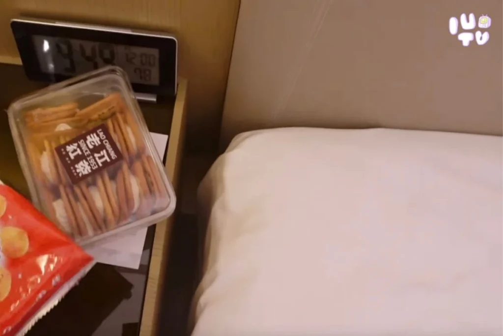 IU 直播炫耀戰利品中的老江紅茶牛奶牛軋糖