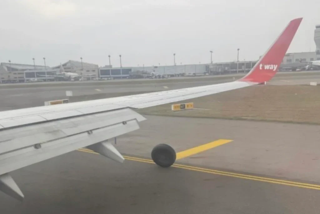 德威航空輪胎掉落嚇壞機上乘客