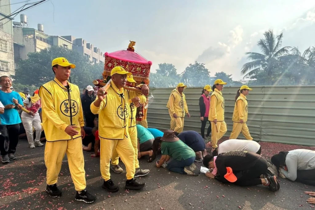 白沙屯進香無固定路線,全靠媽祖行轎指引前進