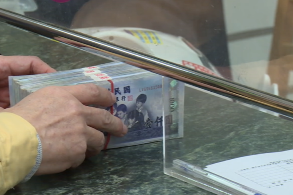 平常換新鈔各分行視情況提供,無法指定兌換金額