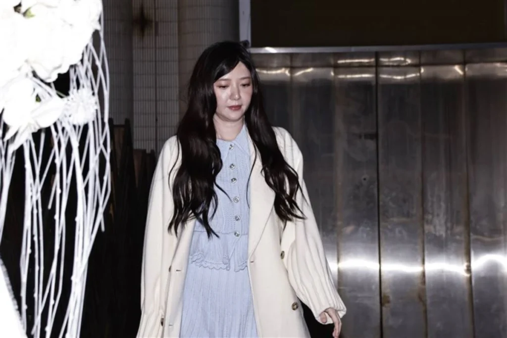 郭雪芙一身白外套出席吳品潔婚禮祝賀