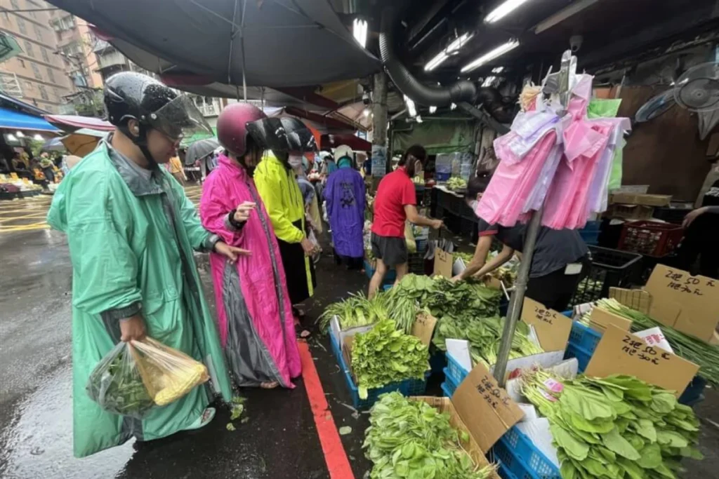 塑膠袋之亂，塑膠袋漲價便當店不給袋子、小吃攤限量用