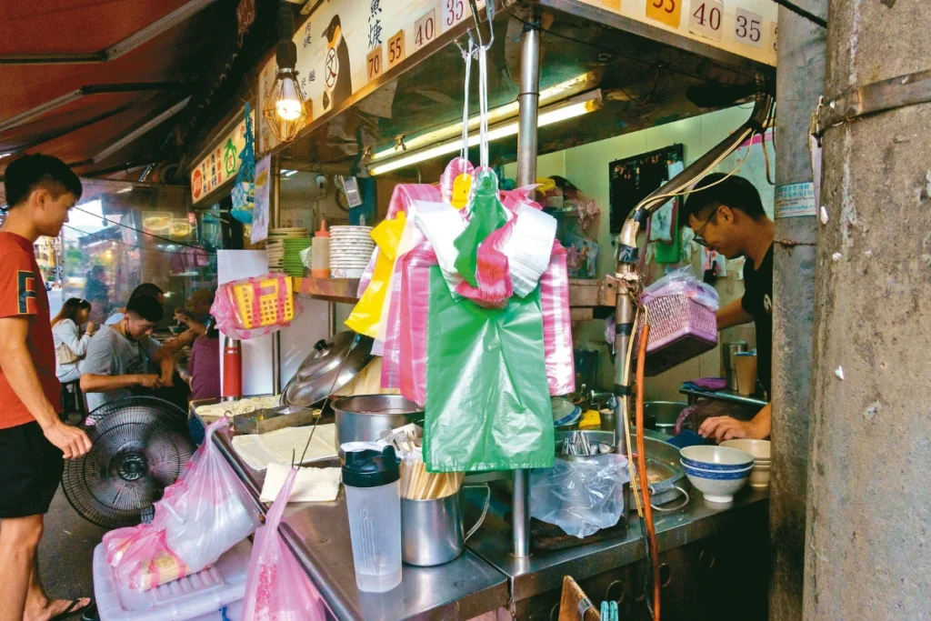 塑膠袋之亂，塑膠袋漲價便當店不給袋子、小吃攤限量用