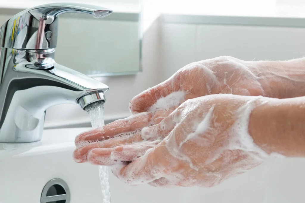 做菜、用餐和接觸寵物後記得洗少降低交叉感染沙門氏菌的可能