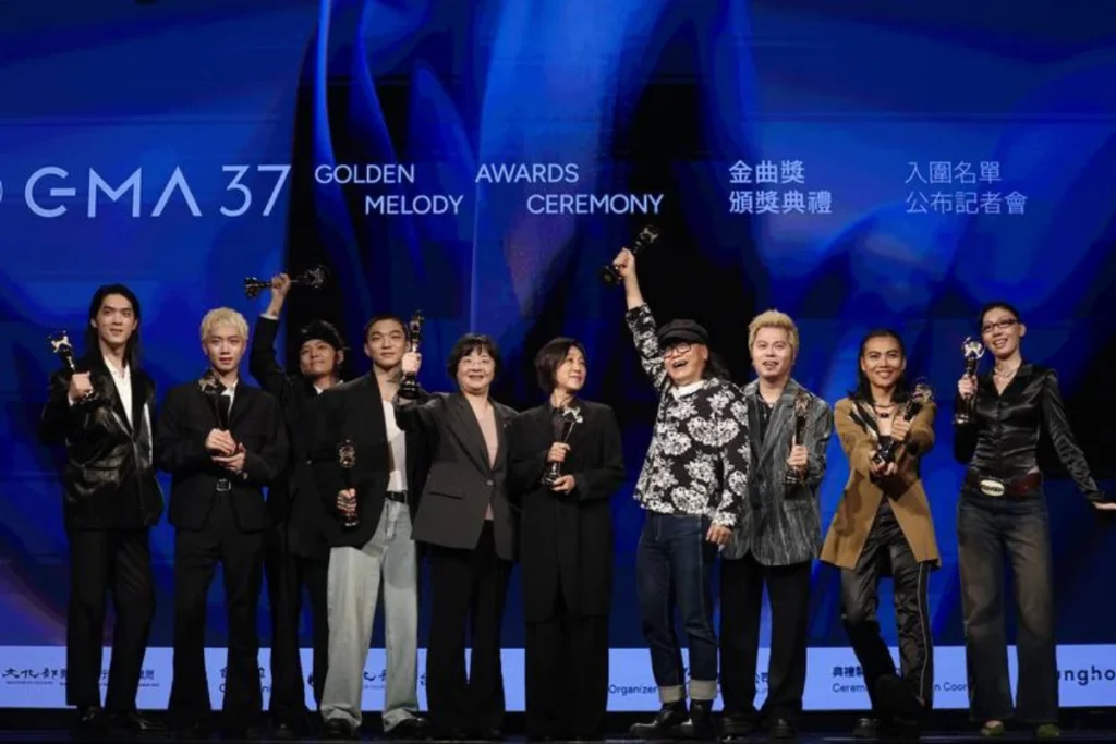 第 37 屆金曲獎入圍名單公布記者會於 13 日下午在台北三創生活園區舉行。金曲獎評審團主席黃韻玲、文化部次長徐宜君與揭獎嘉賓流氓阿德等人共同出席並合影