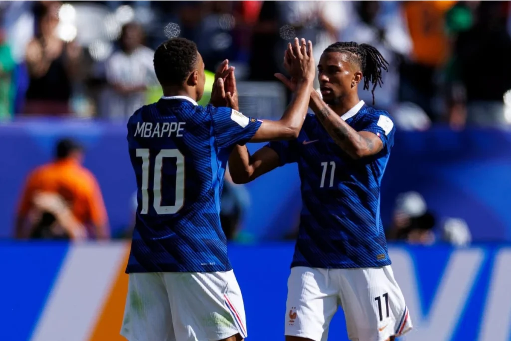 Michael Olise 助功 Mbappé（姆巴佩）兩人擊掌慶祝