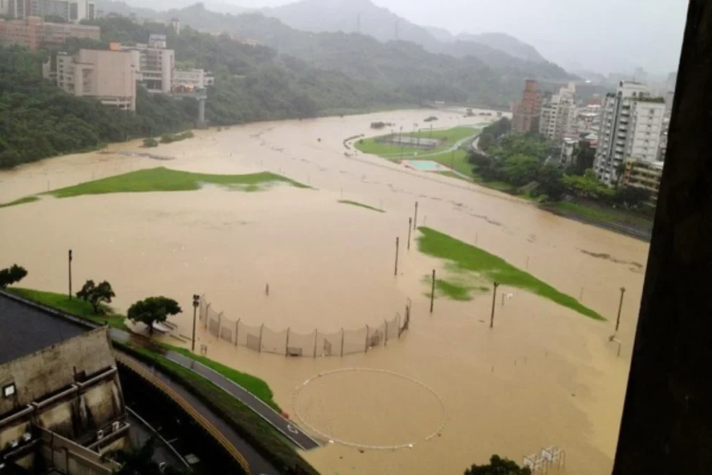 2012 年豪雨假場面:政大河堤完全被泥水淹沒