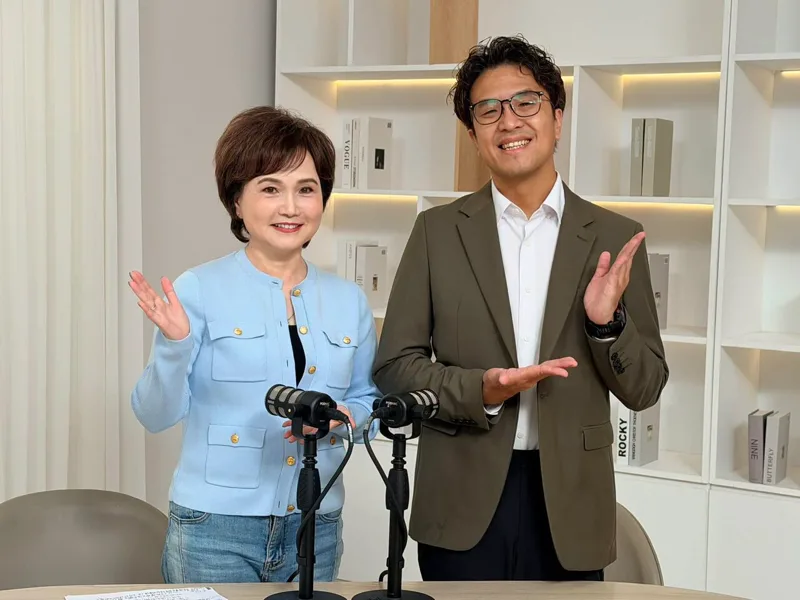 沈春華專訪沈伯洋，穿淺藍外套的沈春華和穿橄欖綠西裝的沈伯洋在錄影棚麥克風後方合照