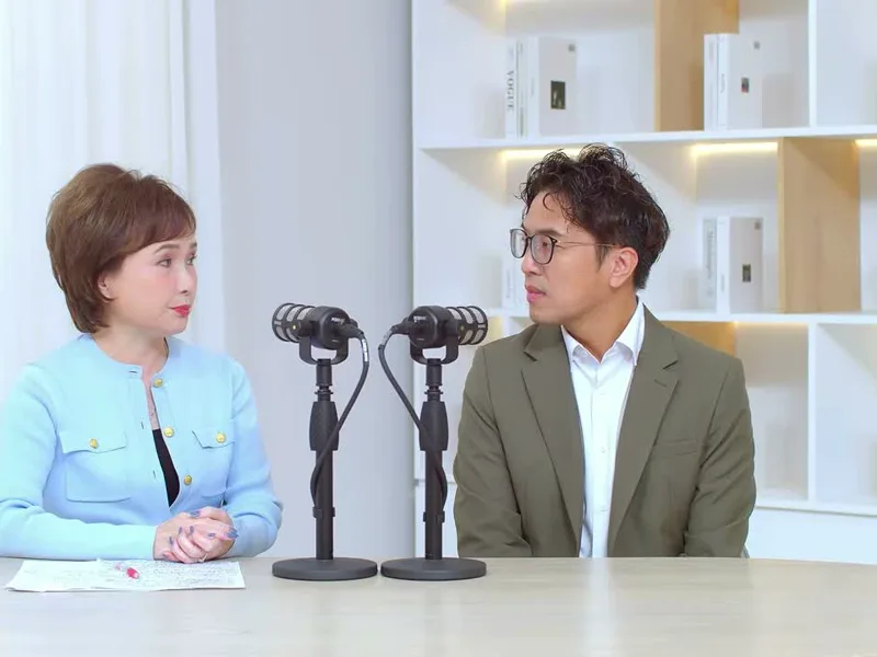沈春華專訪沈伯洋開場，兩人坐在桌前，沈伯洋側身看向沈春華聽她提問