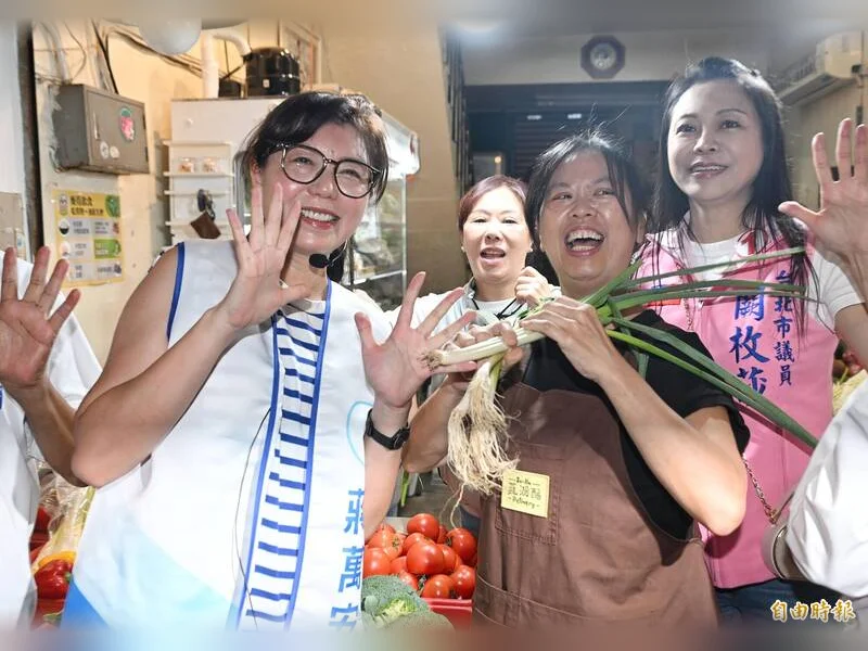 石舫亘和攤商合照，攤商手上拿著蔥和蒜
