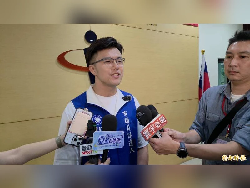 佀廣洋穿著國民黨市議員候選人背心接受媒體聯訪