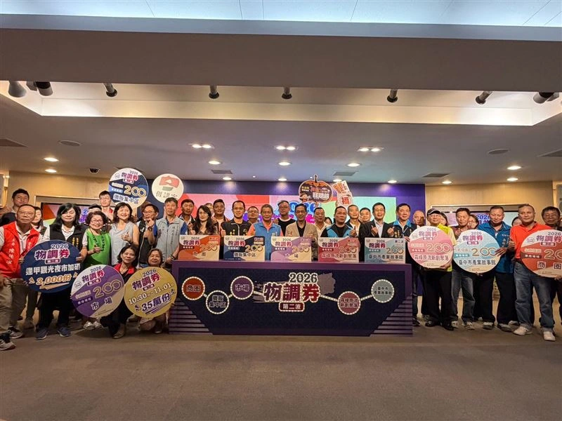 台中市經發局消費券第二波記者會，攤商與市場代表合照