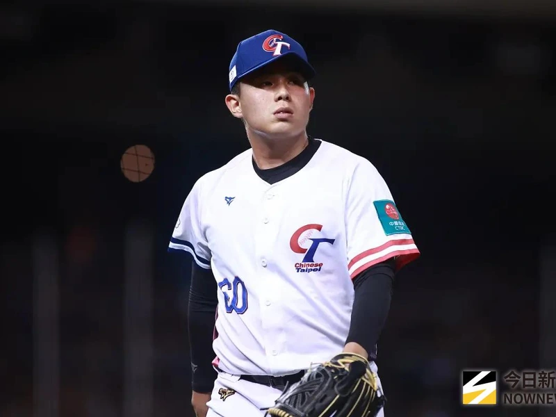 曾峻岳穿中華隊白色球衣站在場上
