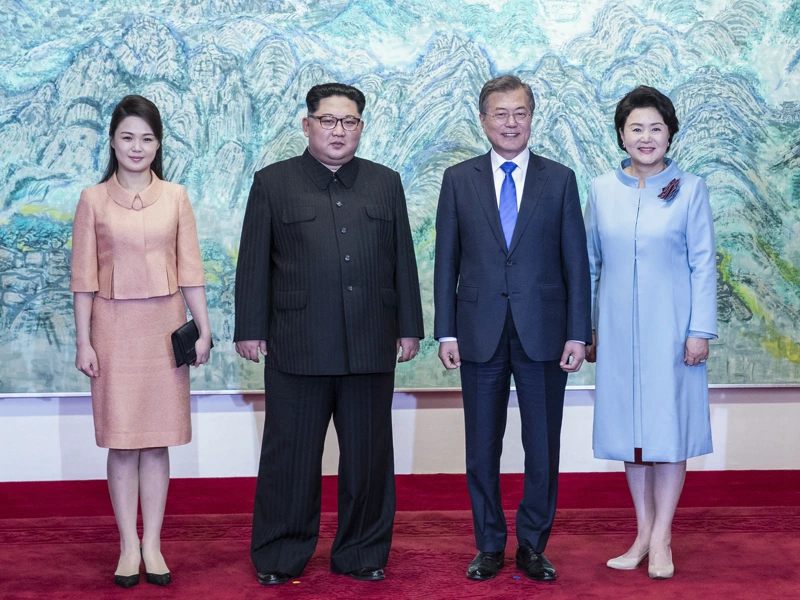 2018 年南北韓高峰會,李雪主、金正恩與文在寅夫婦合照