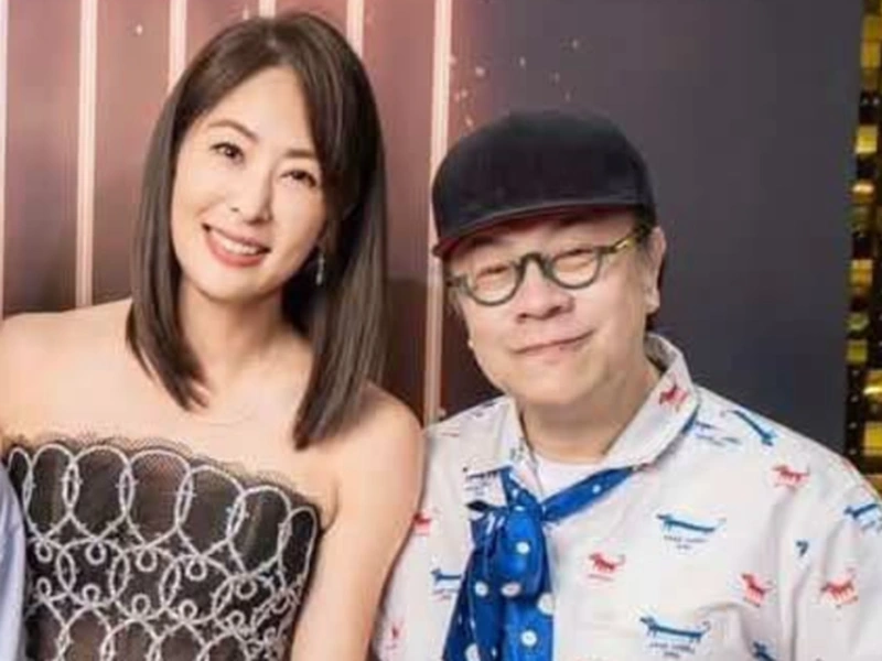 賈永婕穿平口禮服和戴黑帽的蔡康永合照